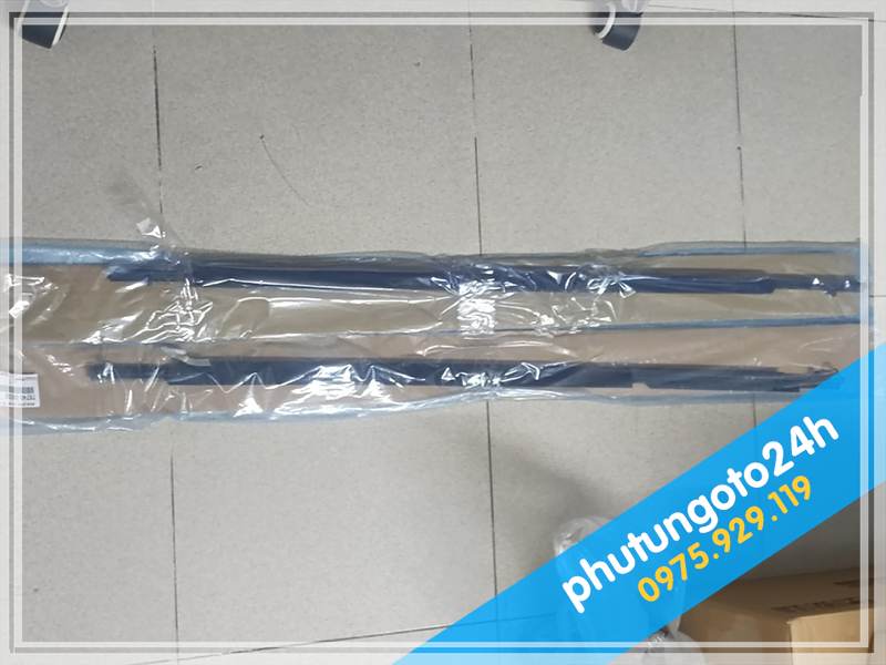 NẸP CHÂN KÍNH CỬA TRƯỚC TOYOTA INNOVA - 3